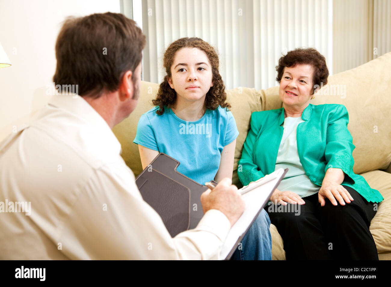 Teenager-Mädchen und ihre Mutter mit einem Psychologen zu treffen. Könnte eine andere Art von Interview. Stockfoto