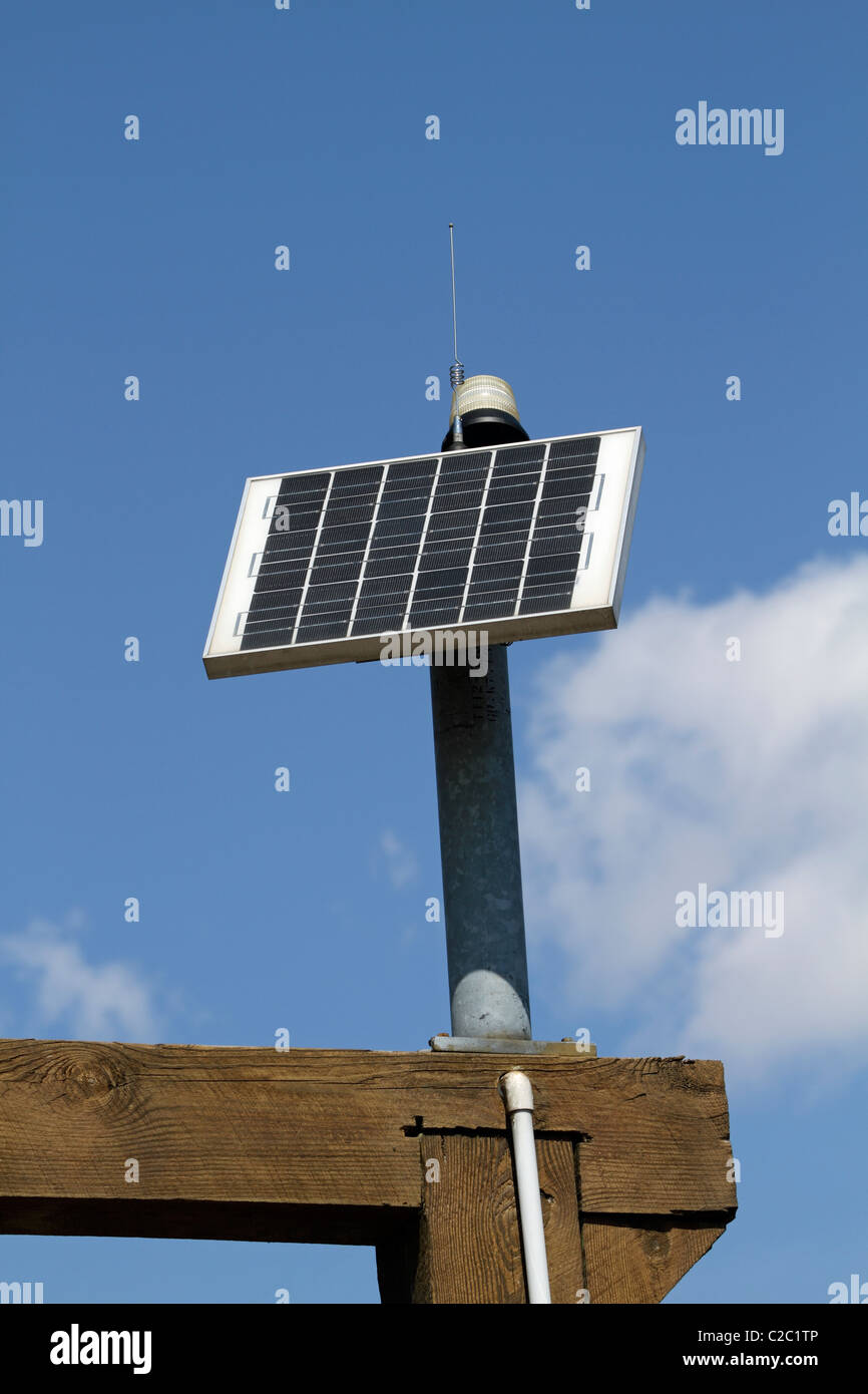 Ein Solar-Panel, die Strom an ein Notruf-Telefon bietet. DeKorte Park, Lyndhurst, NJ, USA Stockfoto