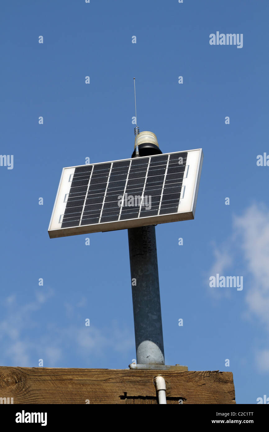 Ein Solar-Panel, die Strom an ein Notruf-Telefon bietet. DeKorte Park, Lyndhurst, NJ, USA Stockfoto