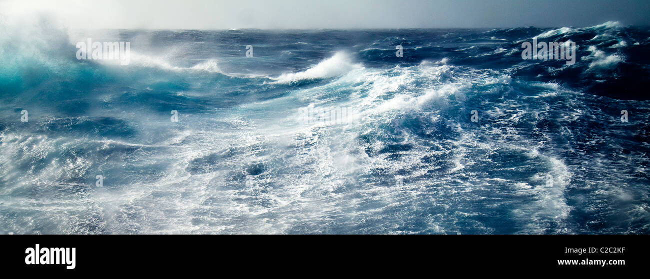 Orkanartigen Winden schlagen Wellen des großen Ozeans in eine gewalttätige Wasserfläche Stockfoto