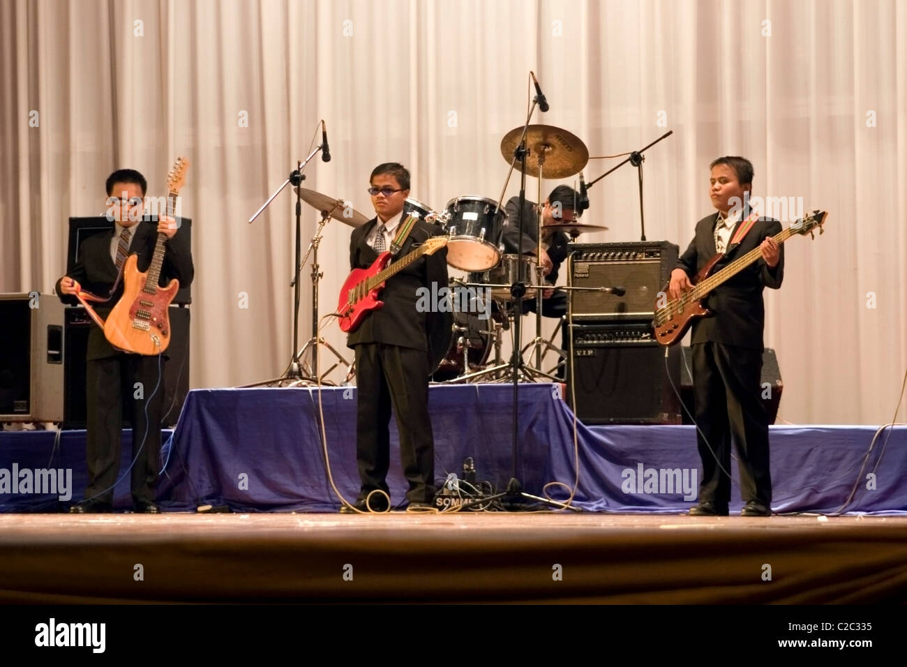 Eine behinderter (ohne Vision) blind Boy-Band ist in der Lao National Kultur Hall in Vientiane, Laos durchführen. Stockfoto