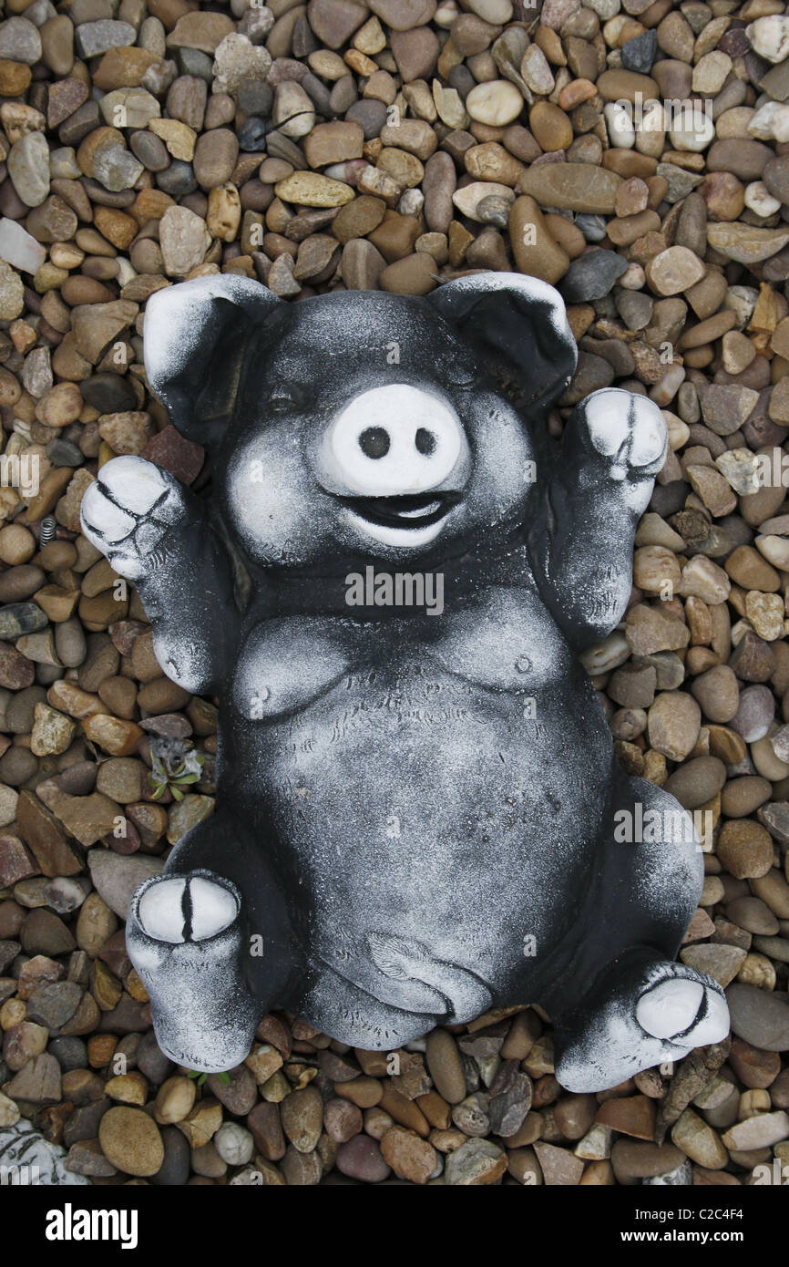 Stein Schwein Ornament auf Splittbett Stockfoto