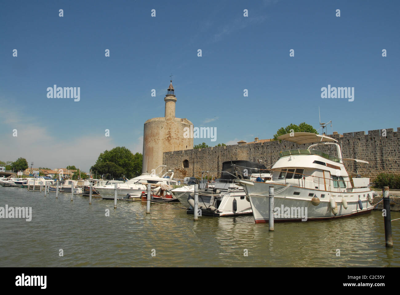 Die befestigte Stadt Aigues-Mortes grenzt an den Canal du Rhône á Sète, Frankreich Stockfoto