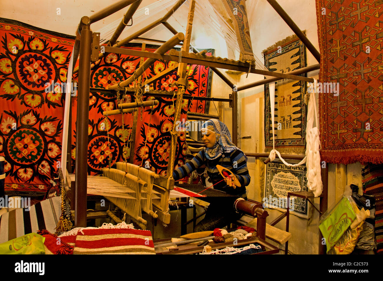 Damaskus Syrien Frau Teppich Hersteller Weber weben weben Mühle Basar Souk Souk Markt shop Stockfoto