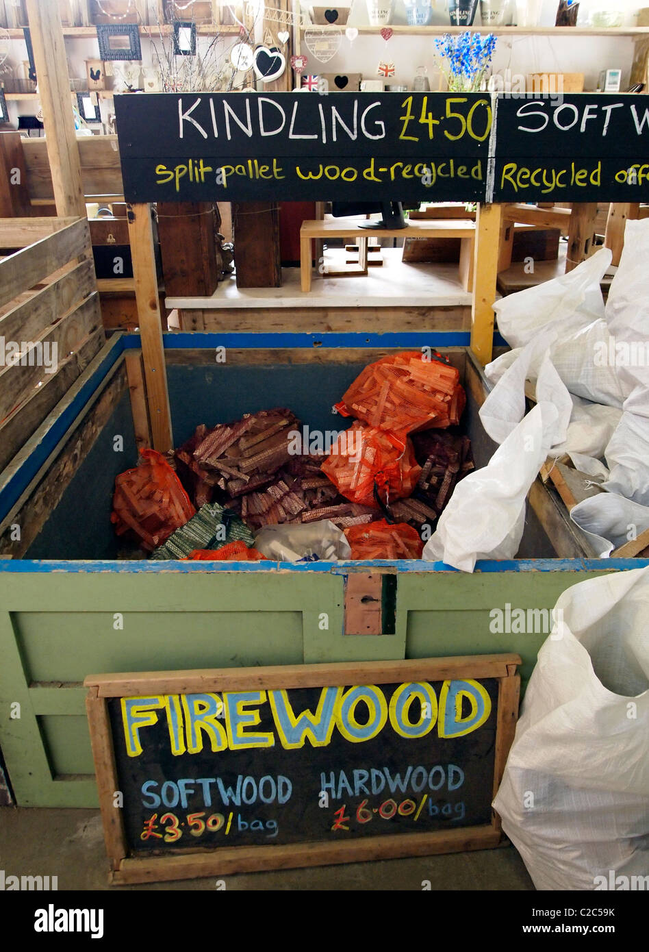 Brennholz oder Reisig mit Recycling-Holz in Brighton Woodstore, Heimat von Brighton und Hove Holz Recycling Projekt Stockfoto