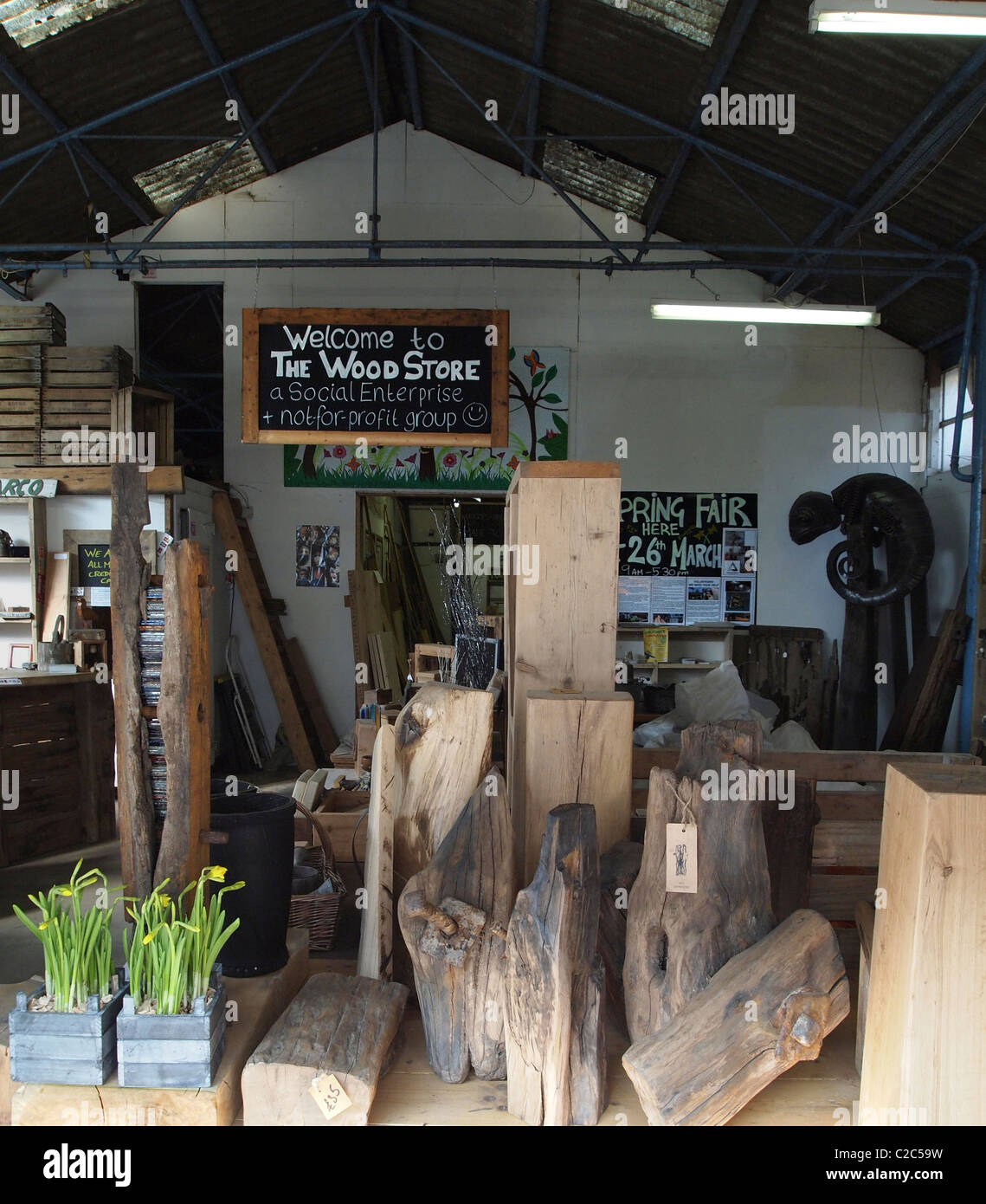 Artikel aus recyceltem Holz zum Verkauf an Brighton Woodstore, Heimat von Brighton und Hove Holz Recycling Projekt Stockfoto