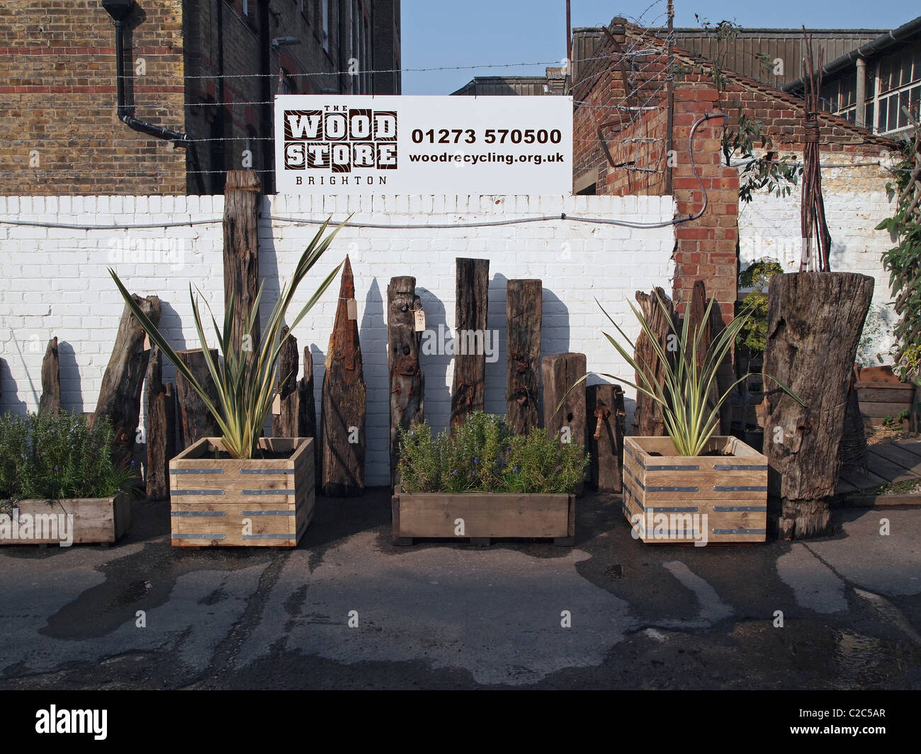 Garten Pflanzgefäße hergestellt aus recycelten Holz und skulpturalen Stücke "Treibholz" an der Brighton Woodstore, Circus Street, Brighton Stockfoto