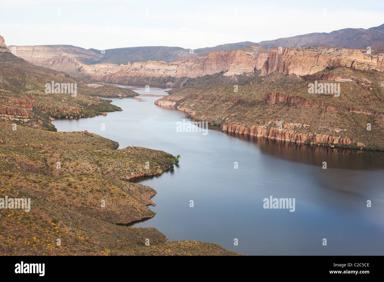 LUFTAUFNAHME. Stausee am Salt River, der durstigen Phönix Wasser liefert. Apache Lake, Maricopa County, Arizona, USA. Stockfoto