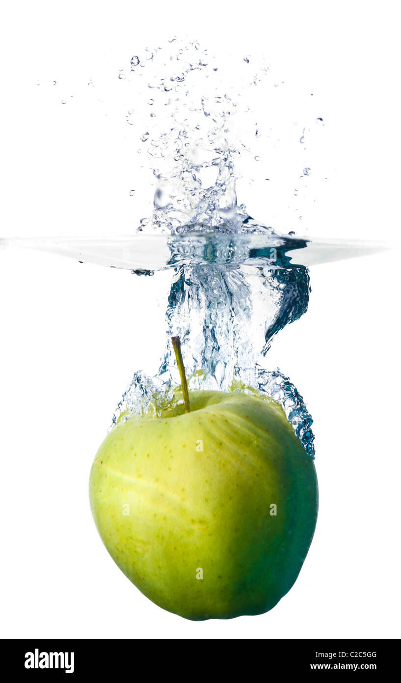 Grüner Apfel Spritzer ins Wasser isoliert auf weißem Hintergrund Stockfoto