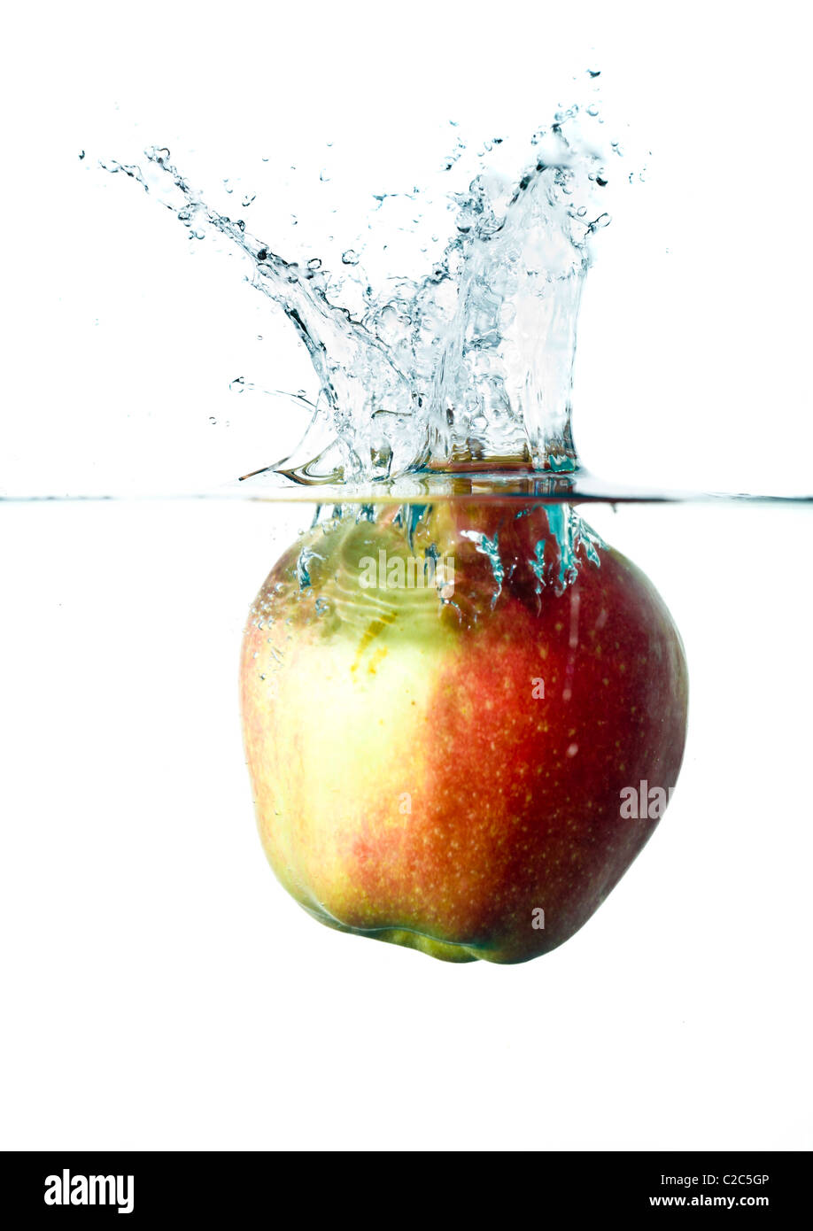 roter Apfel Spritzer ins Wasser isoliert auf weißem Hintergrund Stockfoto