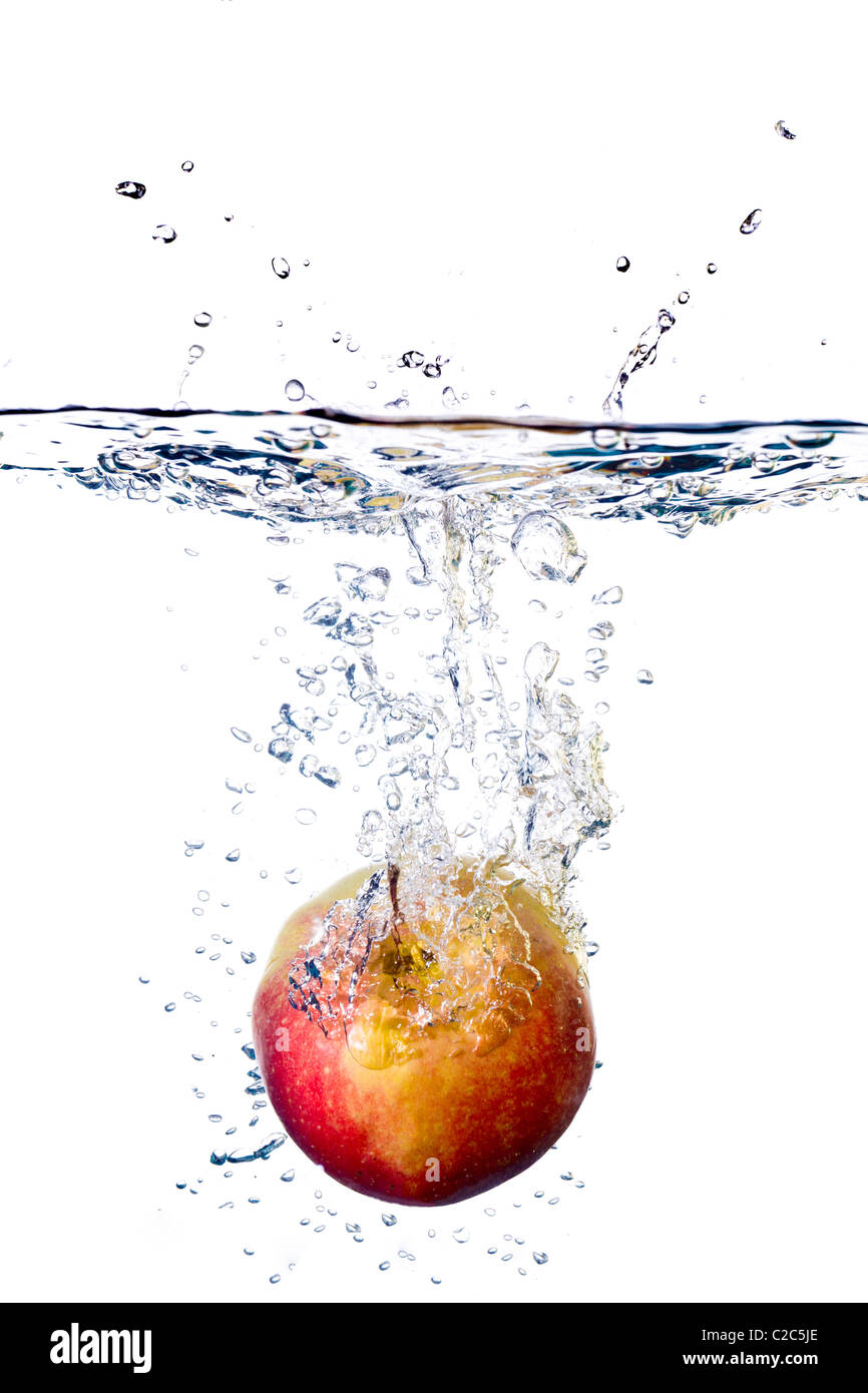 roter Apfel Spritzer ins Wasser isoliert auf weißem Hintergrund Stockfoto