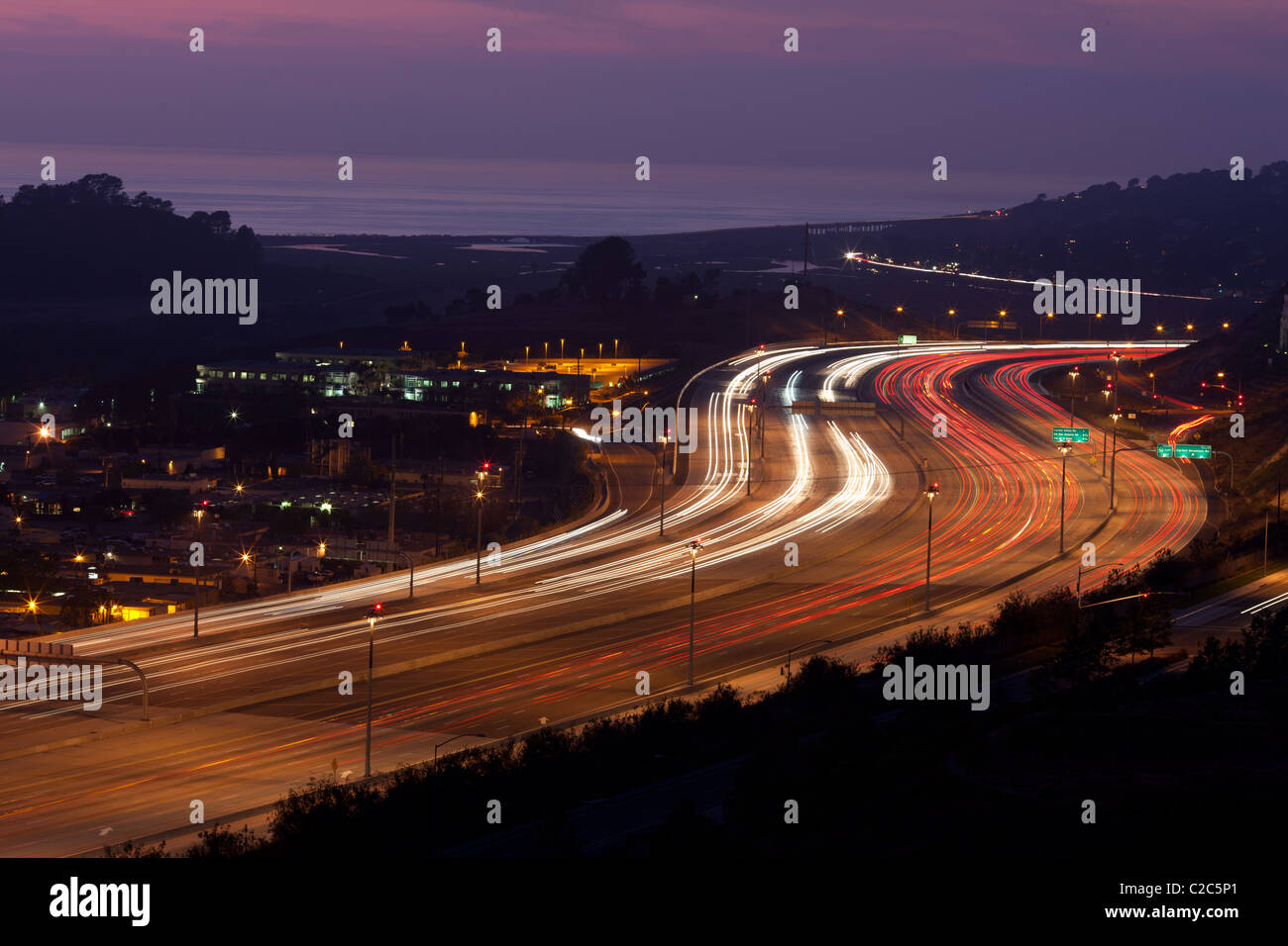 Zeitexposition mit Lichtspur auf dem San Diego Freeway oder der Autobahn 5 und 56 in Del Mar. San Diego County, Kalifornien, USA. Stockfoto