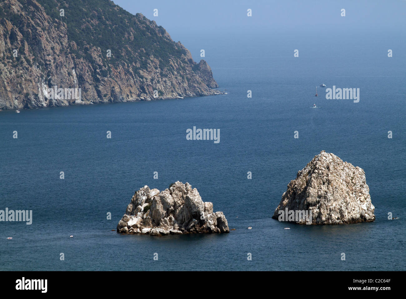 Zwei alte Felsen im Meer in der Nähe von Bergen Stockfoto