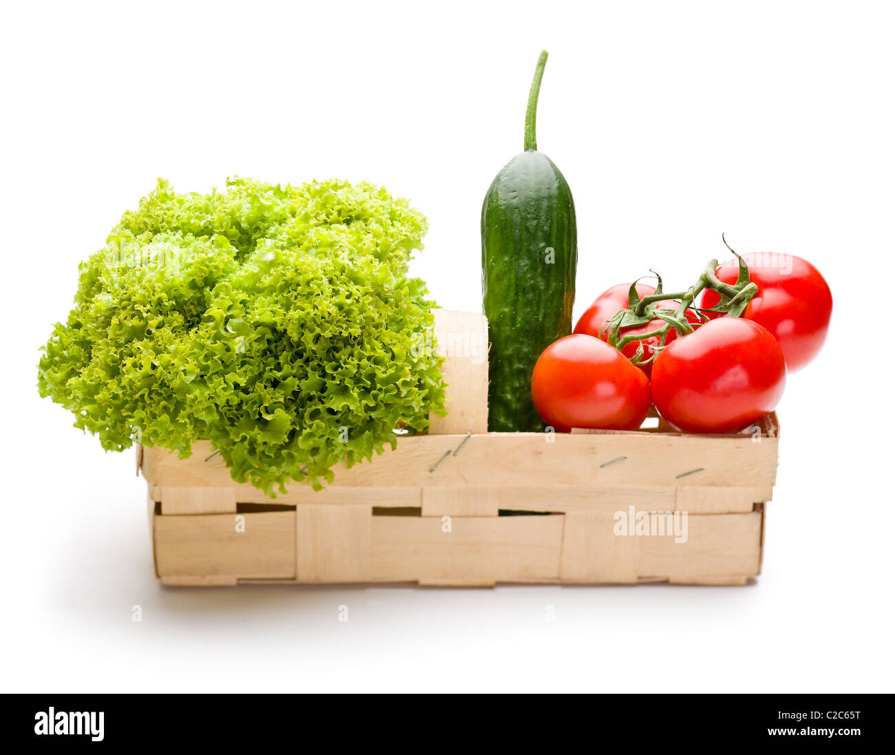 Saftiges Gemüse in Körbchen auf weißem Hintergrund Stockfoto