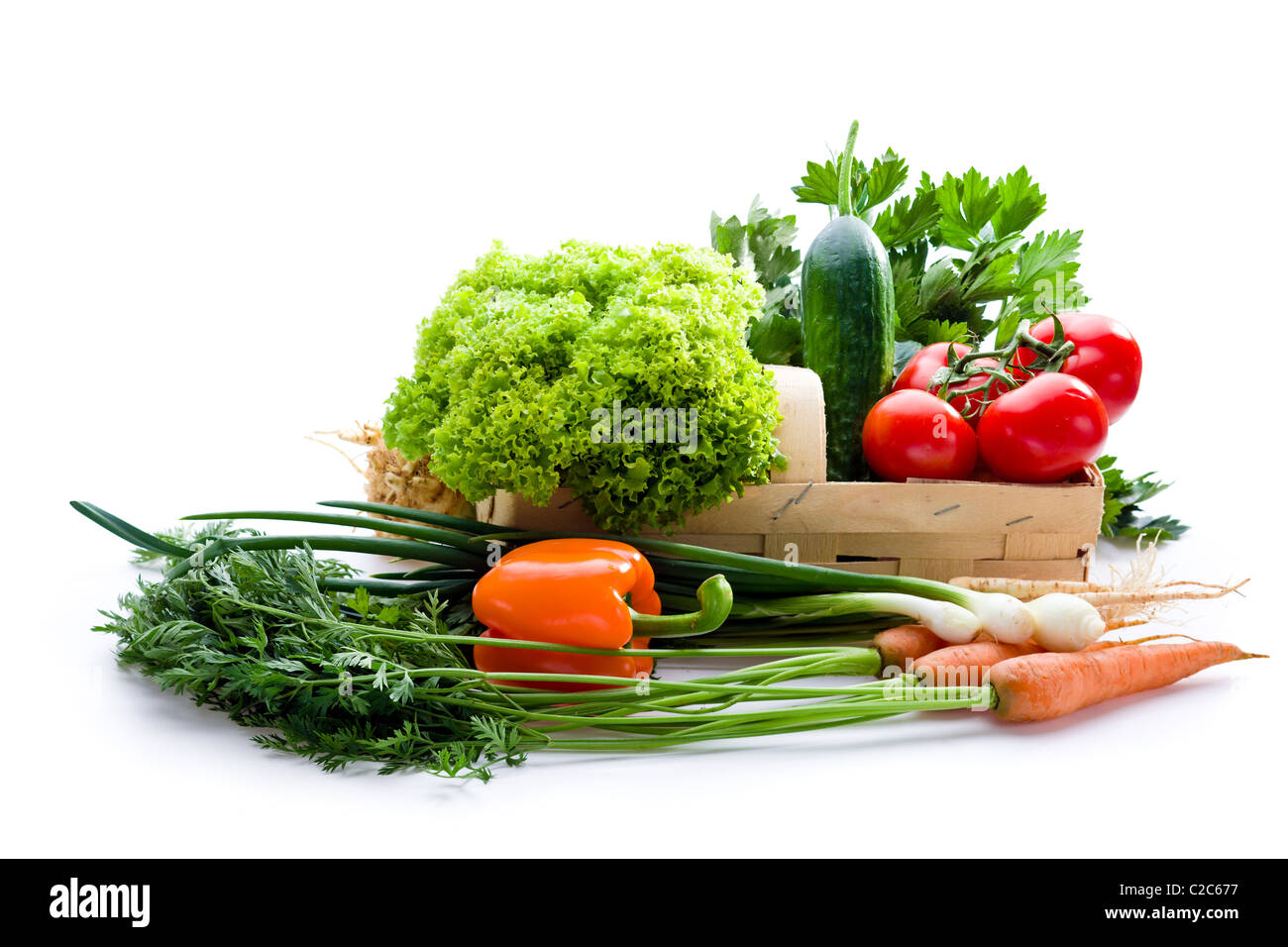 Saftiges Gemüse in Körbchen auf weißem Hintergrund Stockfoto