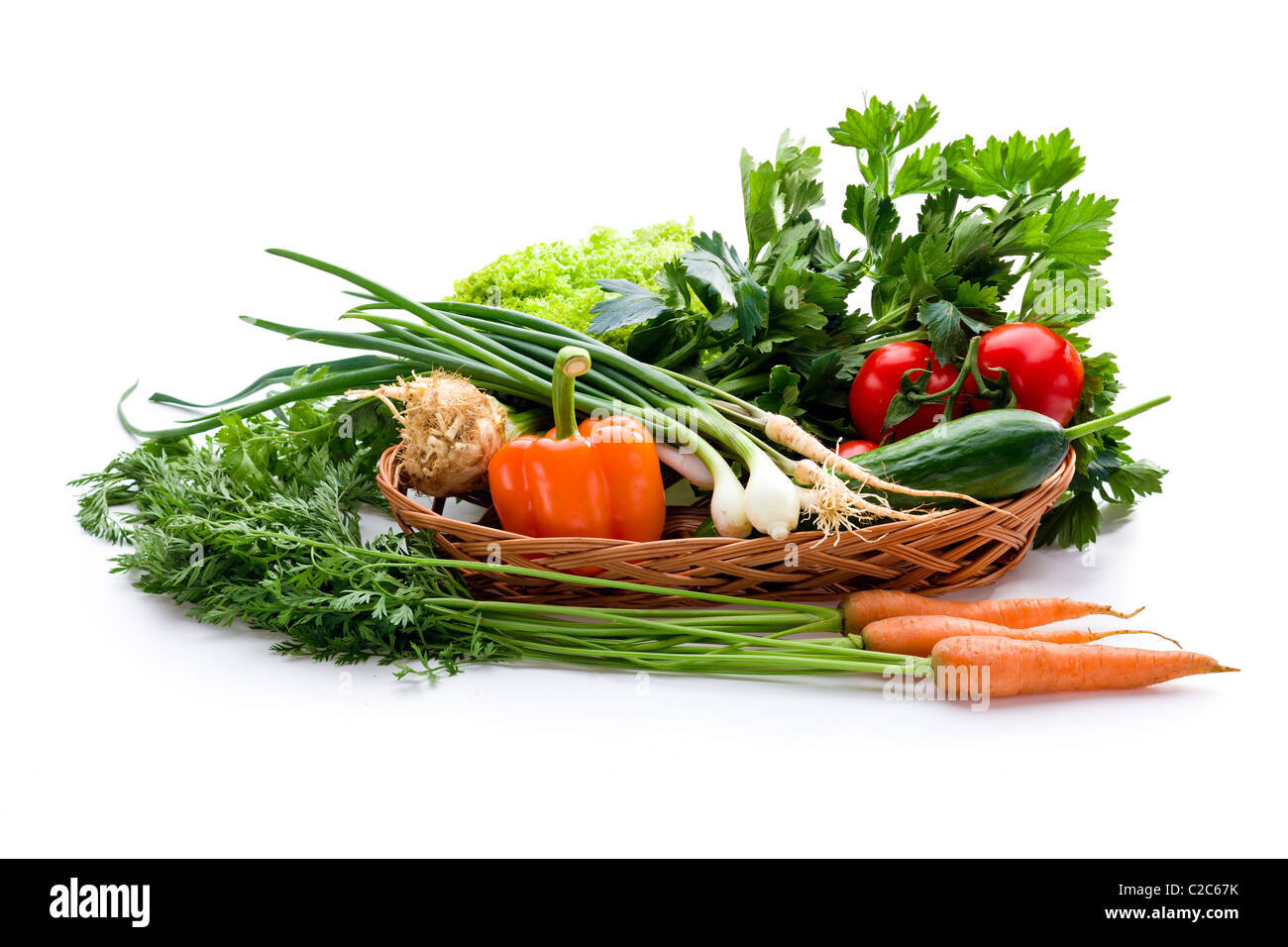 Bio-Gemüse im Korb auf weißem Hintergrund Stockfoto