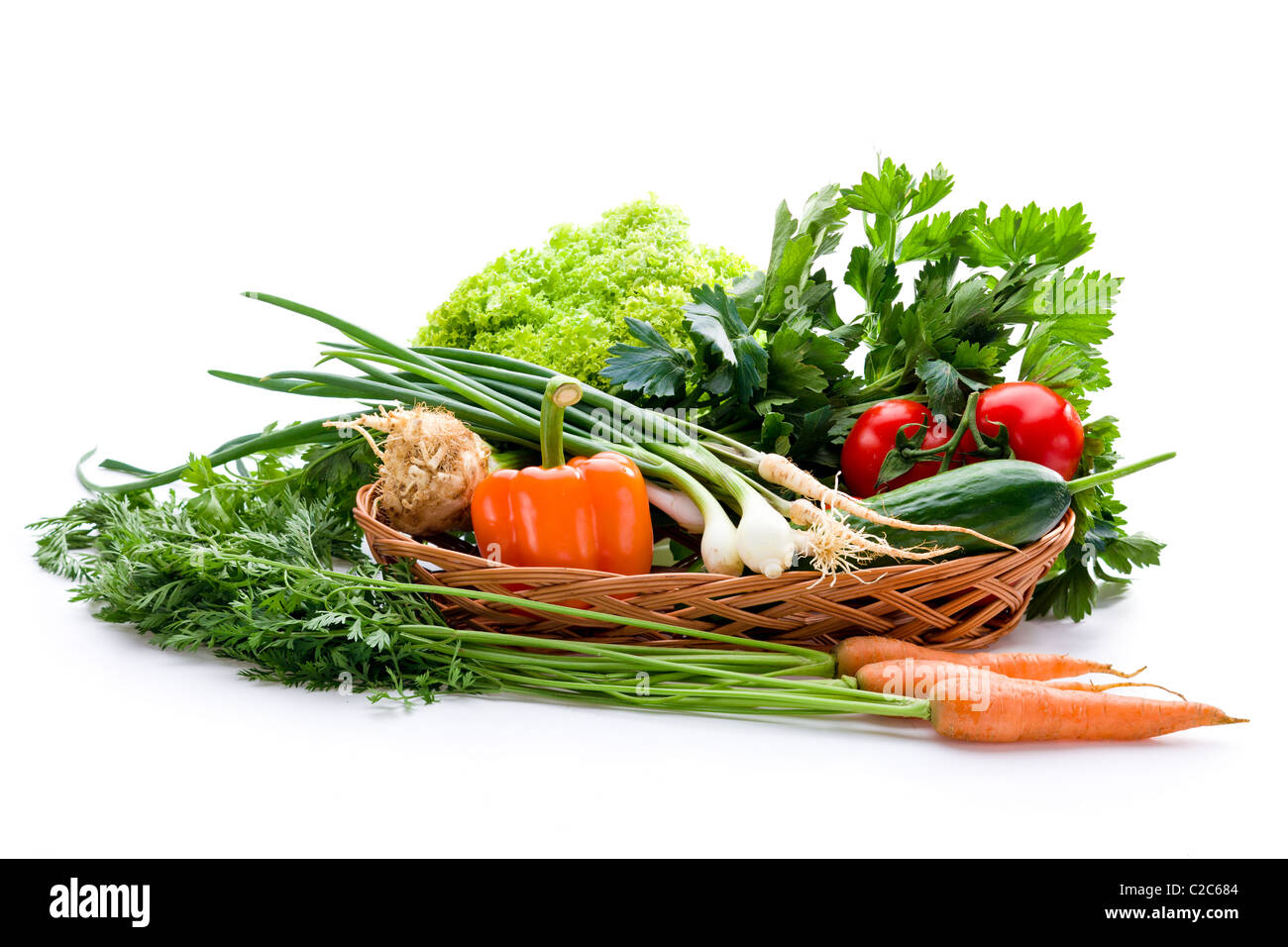 Bio-Gemüse im Korb auf weißem Hintergrund Stockfoto