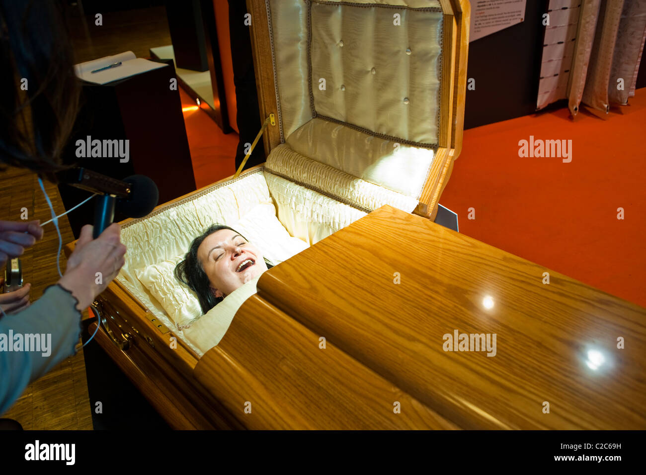 Paris, Frankreich, Frau Verlegung im Sarg auf Tod Trade Show, "Salon De La Mort