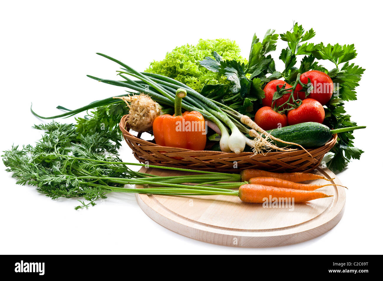 Bio-Gemüse im Korb auf weißem Hintergrund Stockfoto