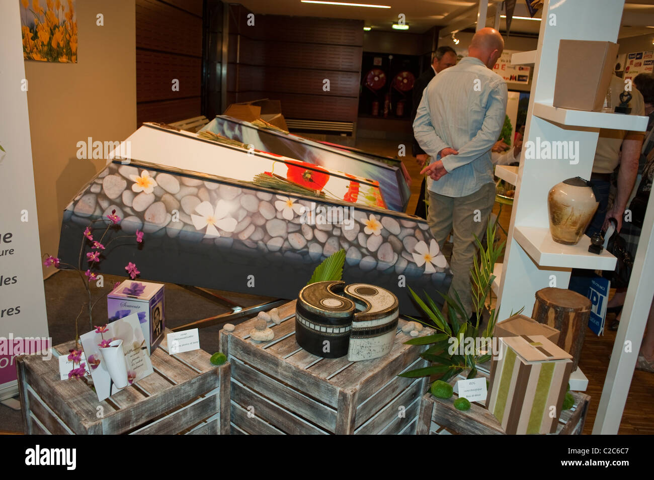 Paris, Frankreich, Tod Trade Show, "Salon De La Mort" Bestattungsunternehmen, Beerdigung Urnen umweltfreundlich, aus natürlichen Materialien hergestellt Stockfoto