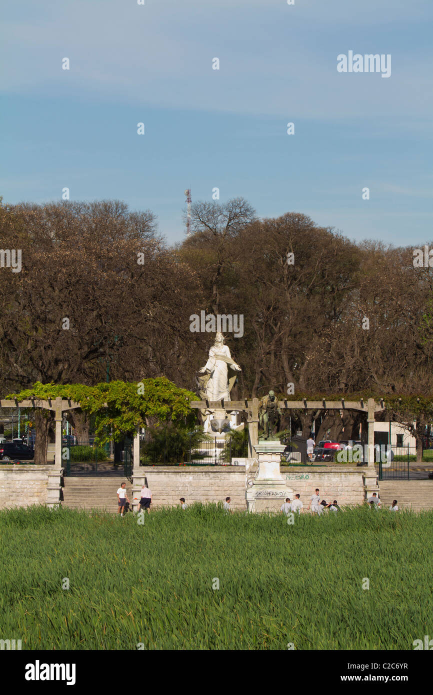 Statue und Promenade am Reserva Ecologica Costanera Sur, Buenos Aires, Argentinien Stockfoto