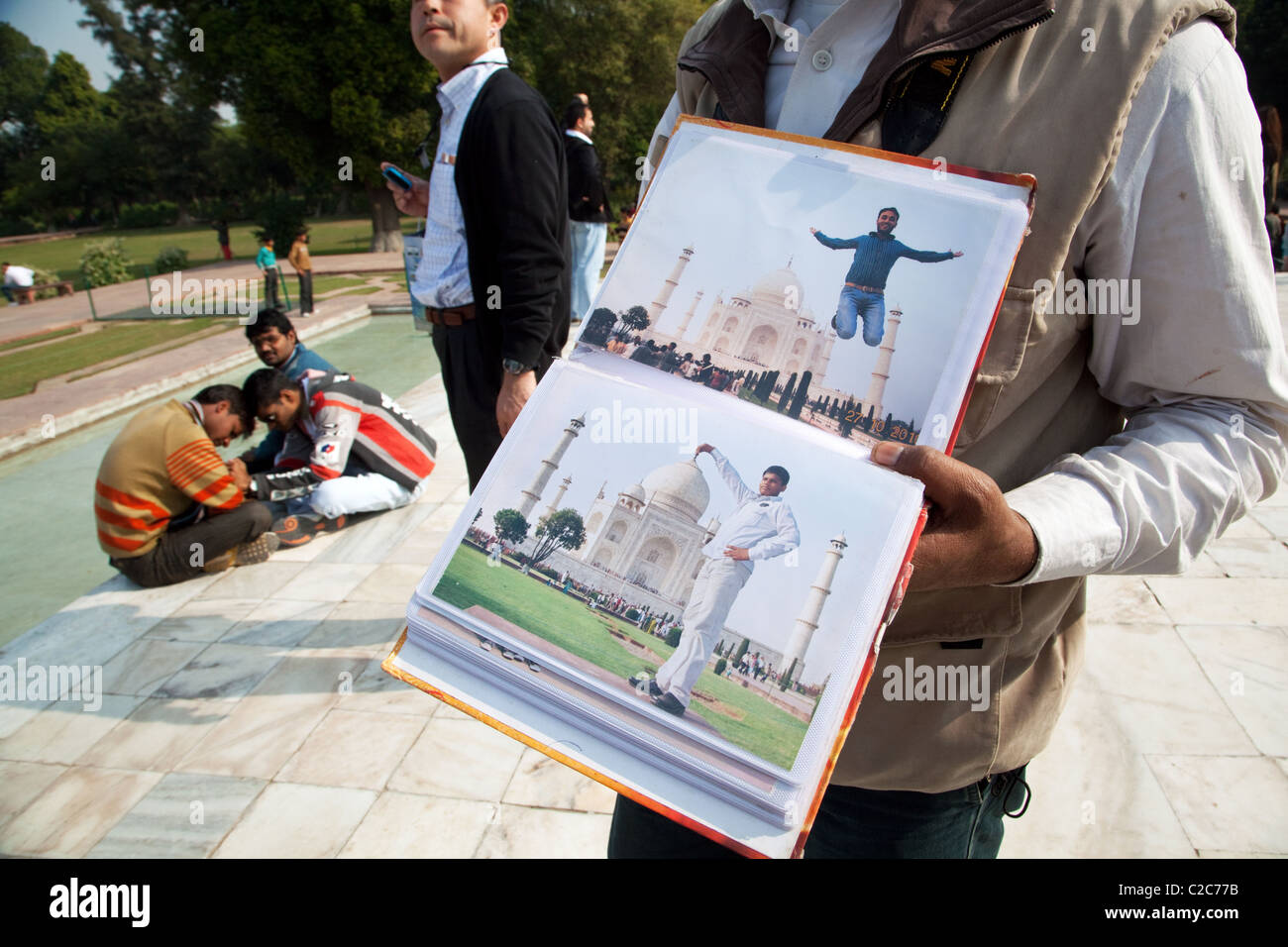 Ein Album eines lokalen indischen professionellen Fotografen mit Bildern der Besucher nahm er vor Taj Mahal in Agra, Indien. Stockfoto
