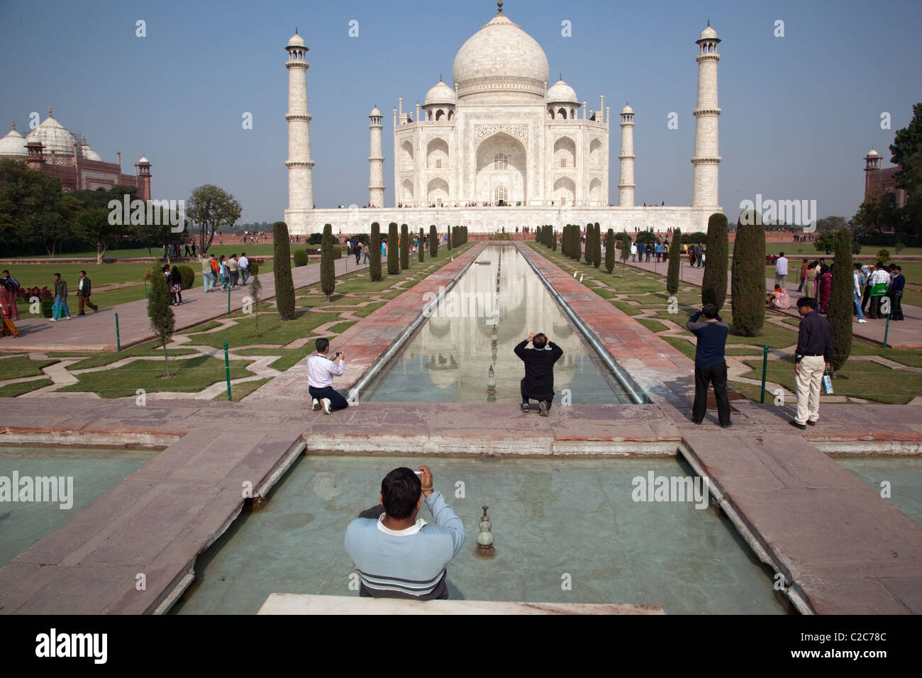 Besucher nehmen Fotos von Taj Mahal in Agra, Indien. Stockfoto