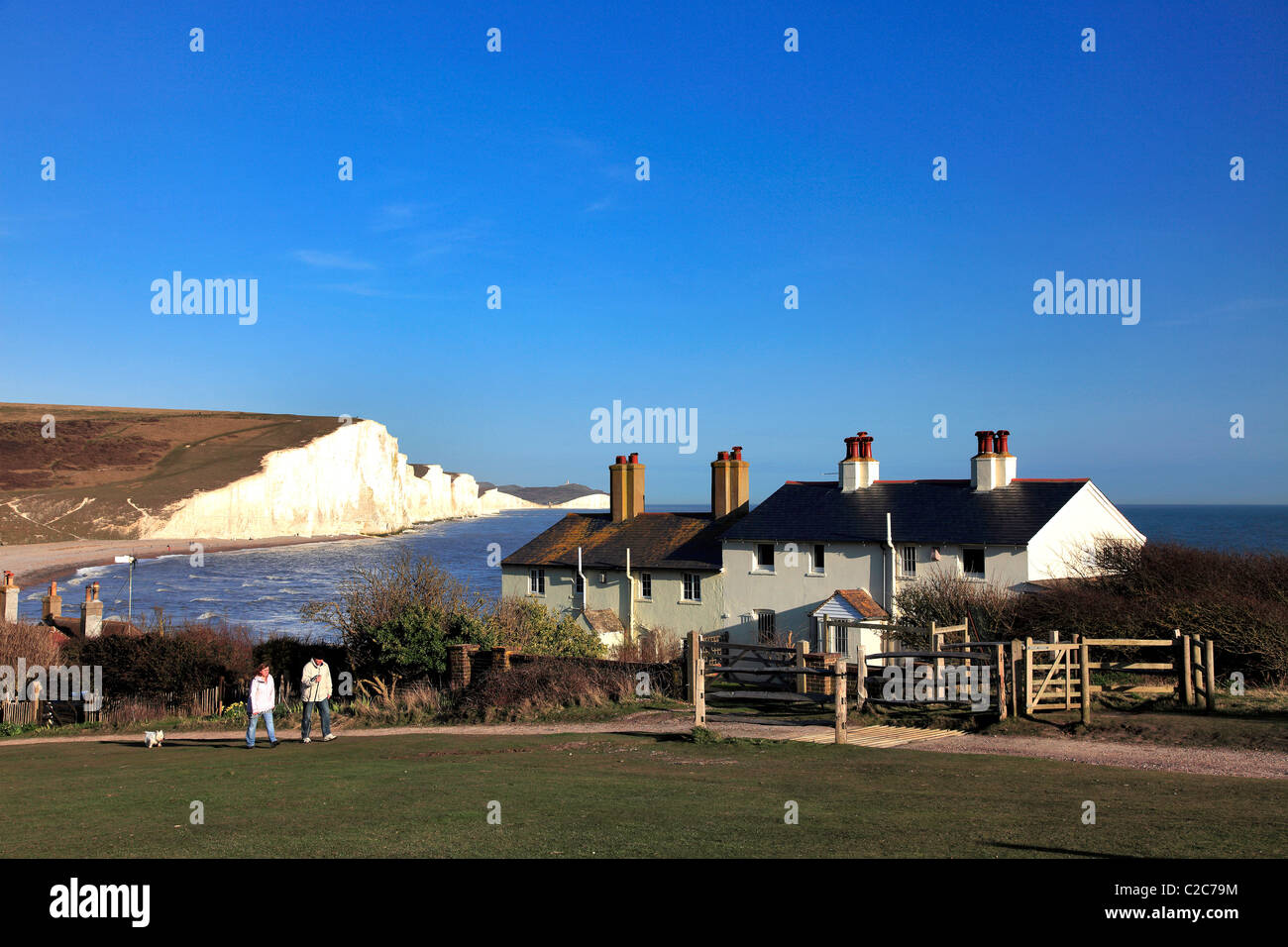 Wanderer an der Coastguard Cottages sieben Schwestern Kreide Klippen Seaford Spitze Strand South Downs National Park Sussex England Stockfoto