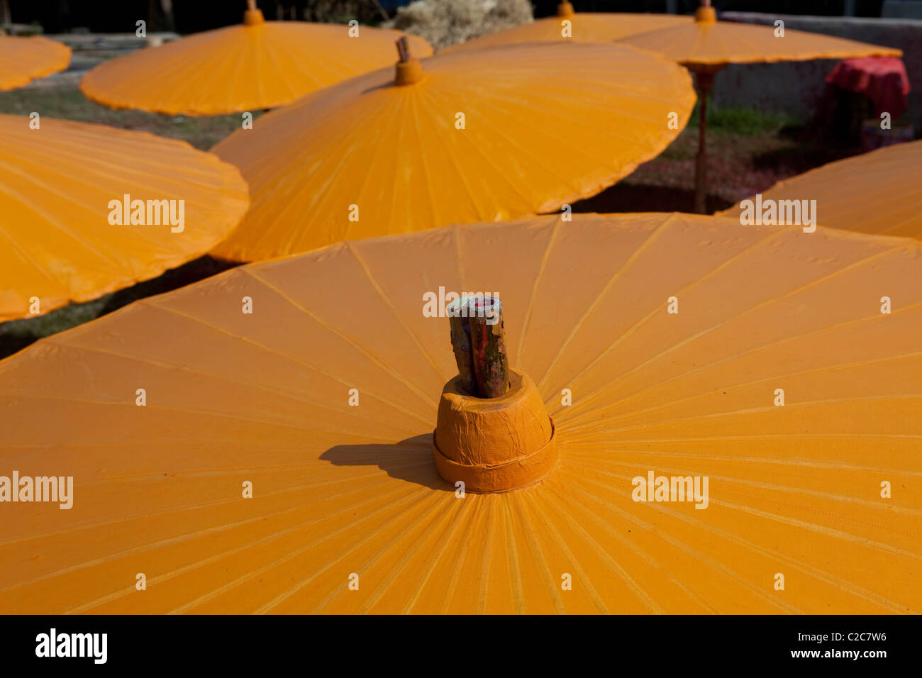 Bunten Regenschirm unter der Sonnenlicht für trockene in Bo Sang machen Schirmfabrik. Sankamphaeng, Chiang Mai, Thailand Stockfoto