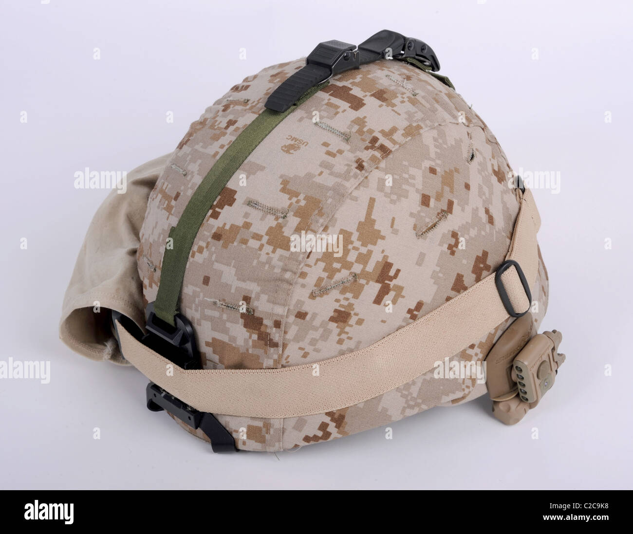 Die moderne USMC Marine Coprs leicht bekämpfen Helm LWH mit Desert MARPAT Marine Pattern Camouflage Cover mit IR-Lampe Stockfoto