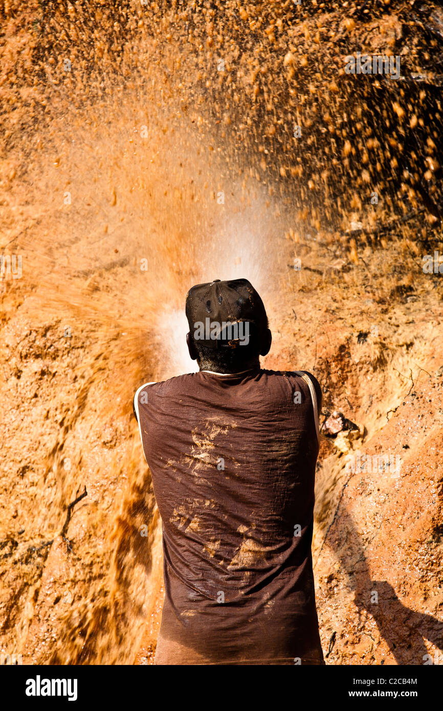 Hydraulische Bergbau Chupadeira System Hochdruck-Wasserstrahlen, Rock Material Amazon gold Mining Brasilien zu verdrängen Stockfoto