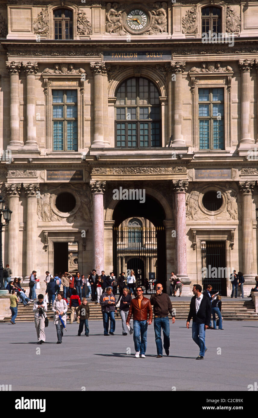 Menschen, die durch den Pavillon Sully Bogen, den Louvre, Paris, Frankreich, Europa laufen Stockfoto