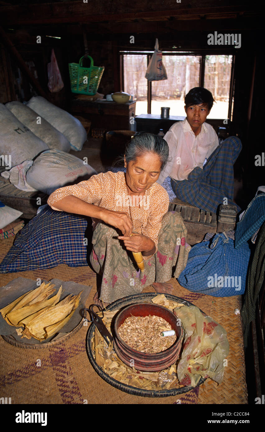 Frau, die Zigarren macht, Lemyethna Tempel; Bagan, Mandalay Region, Myanmar, Asien Stockfoto