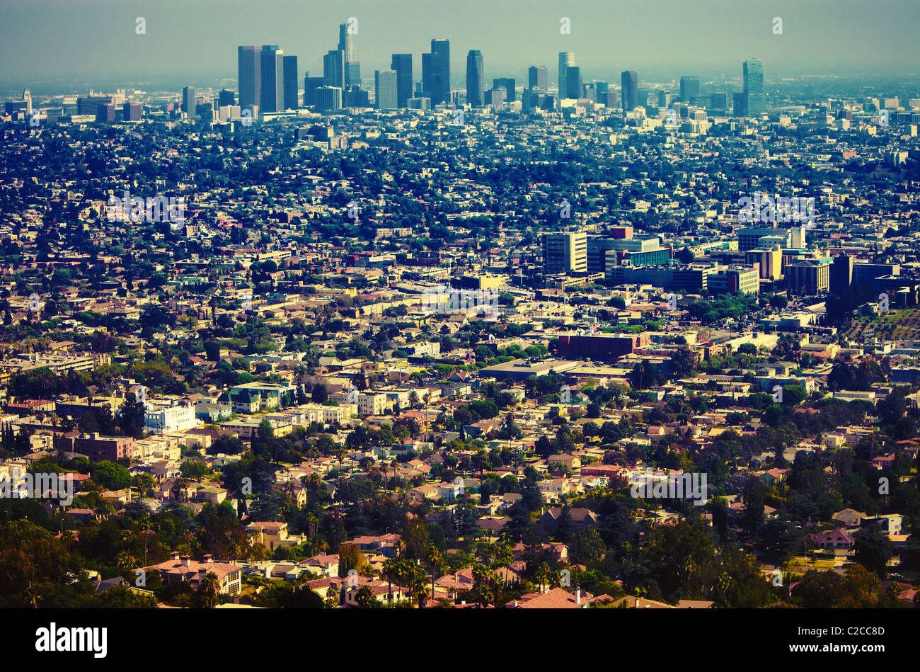 Los Angeles-Zersiedelung & Skyline der Innenstadt gesehen aus einer Entfernung von malerischen Aussichtspunkt am Griffith Observatorium auf Mt in Hollywood Stockfoto
