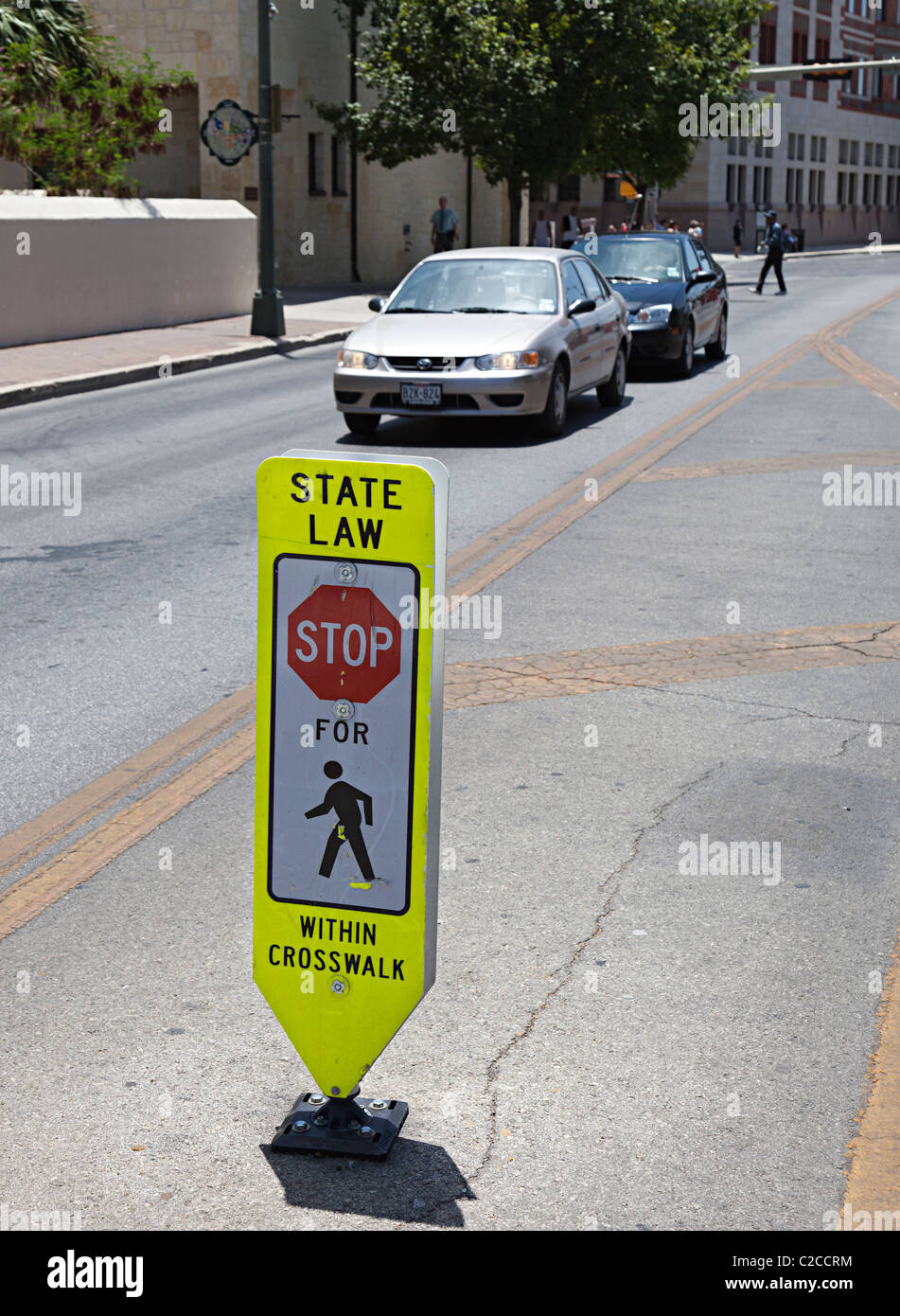 Staatsgesetz Stop für Fußgänger innerhalb Zebrastreifen anmelden Straße San Antonio Texas USA Stockfoto