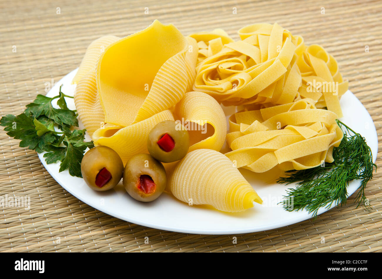 "Schale" Nudeln auf einem Teller mit Fenchel, Petersilie und Oliven Stockfoto