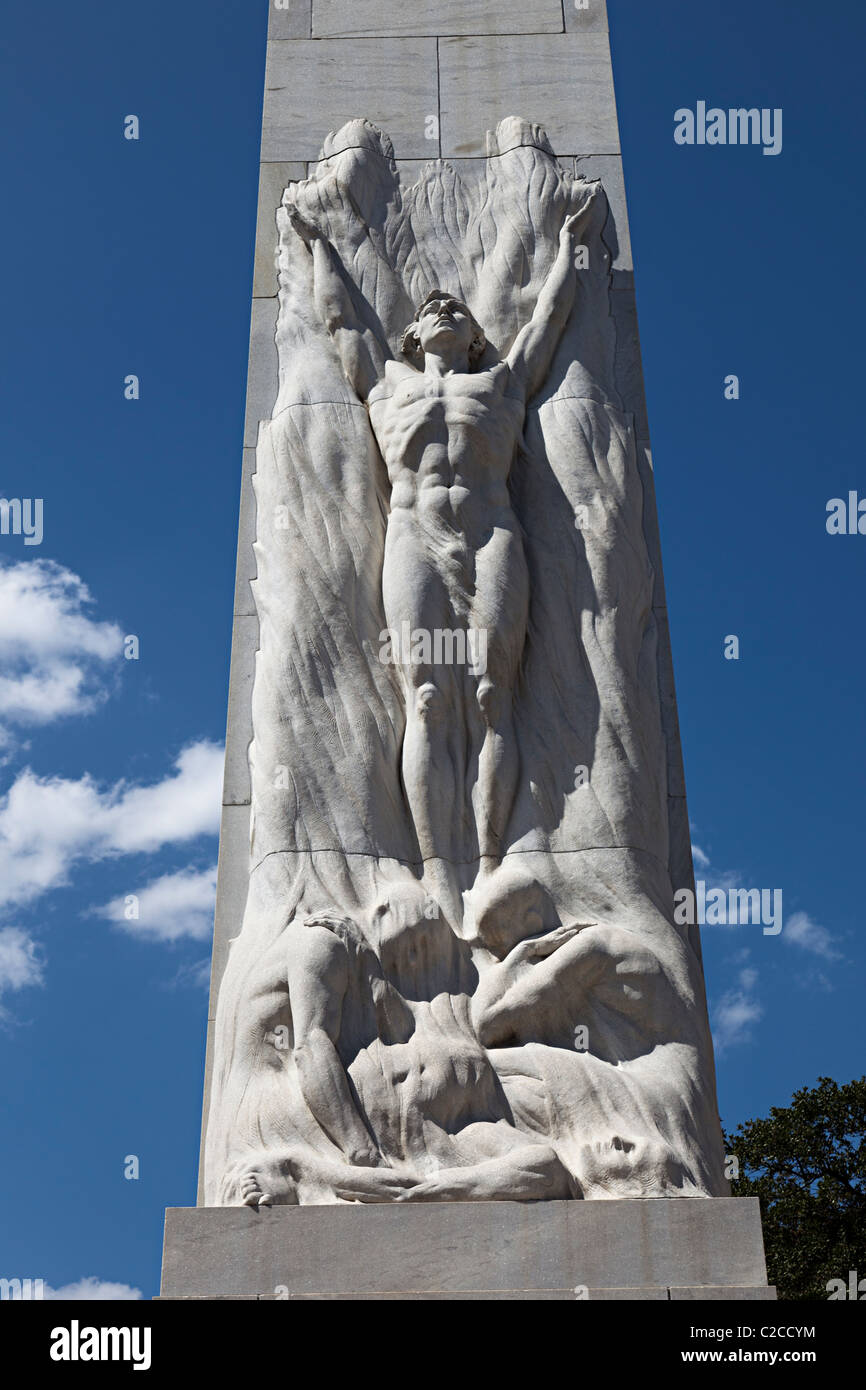 Mann mit erhobenen Armen auf das Denkmal für die Helden des Texas Unabhängigkeit San Antonio Texas USA Stockfoto