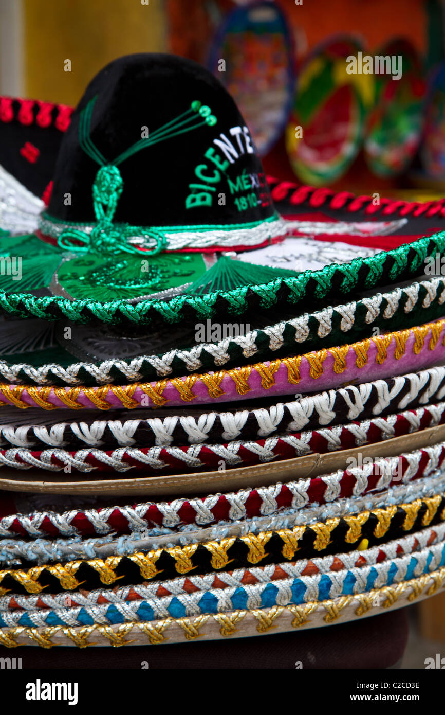 Ein Stapel Sombreros auf einem Markt in Mexiko. Stockfoto