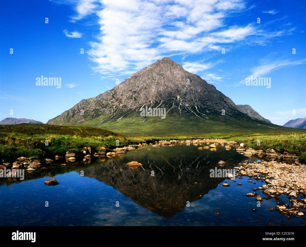 Stob Dearg oder Buachaille Etive Mor von Rannoch Moor, mit dem Berg gesehen spiegelt sich deutlich in das Wasser des Flusses Etive Stockfoto