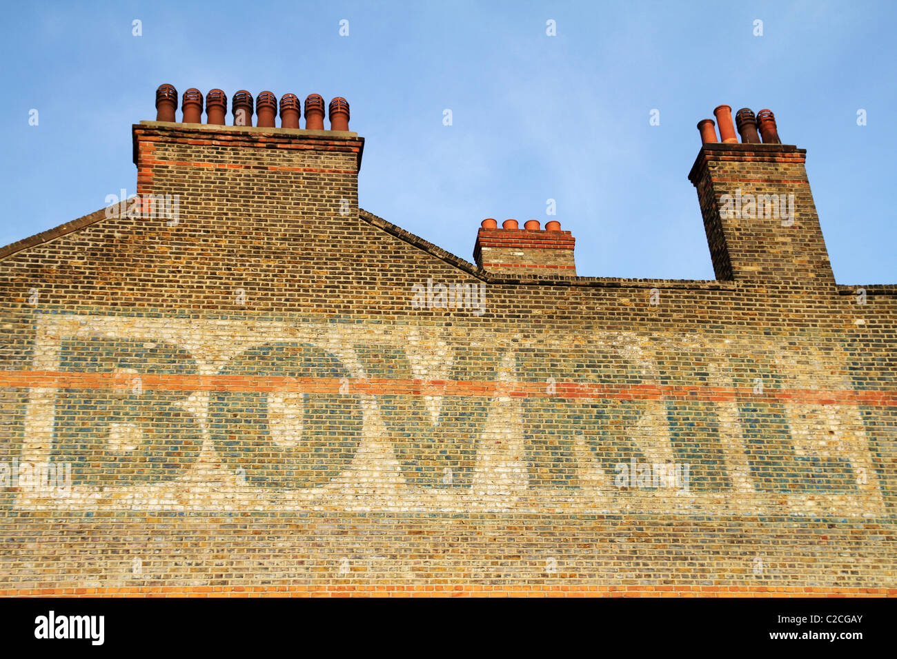 VEREINIGTES KÖNIGREICH. ANZEIGE FÜR BOVRIL IN EINER ALTEN LAGERHALLE IN LONDON Stockfoto