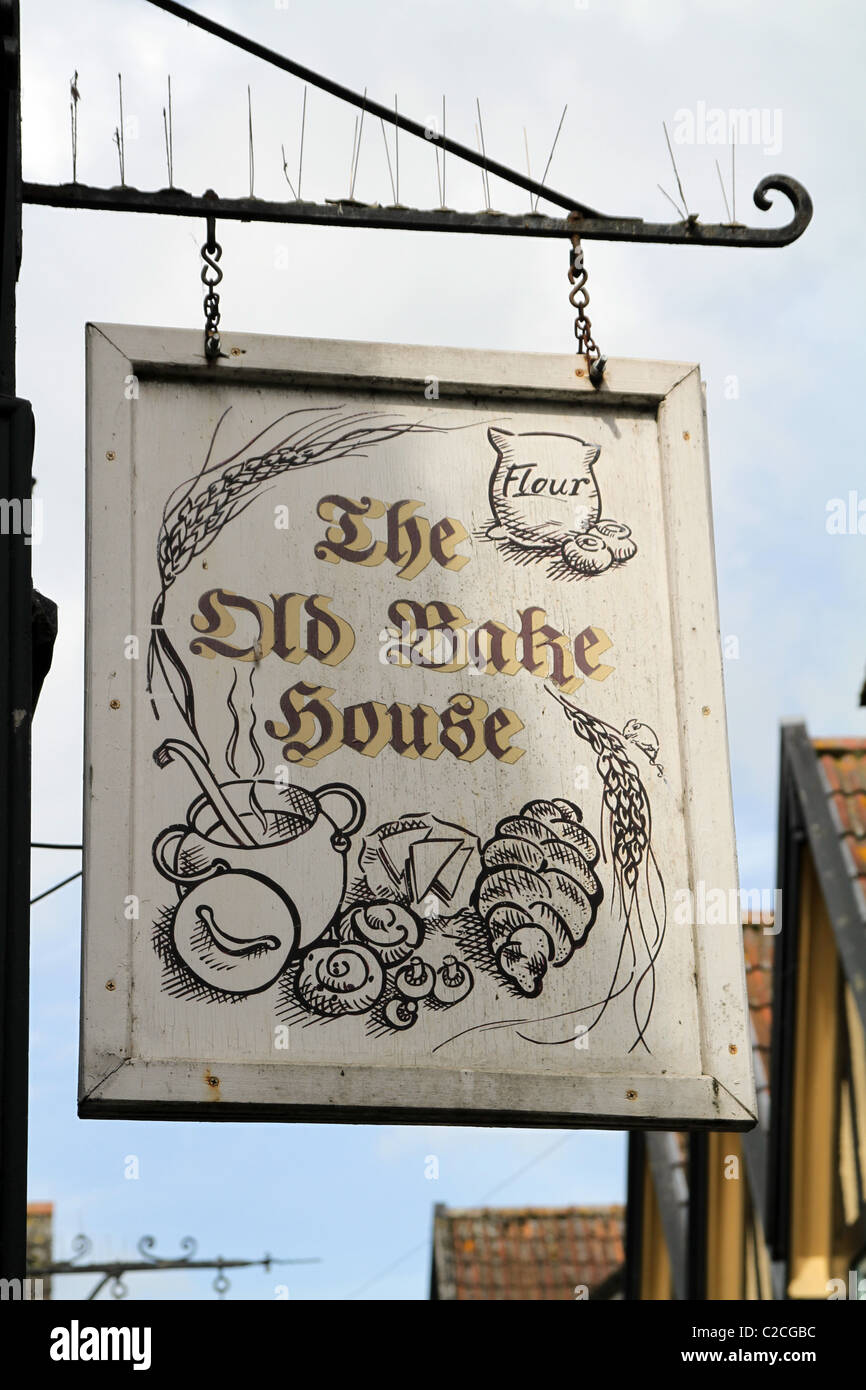 VEREINIGTES KÖNIGREICH. GESCHÄFTE IN DER MARKTSTADT VON FROME IN SOMERSET Stockfoto