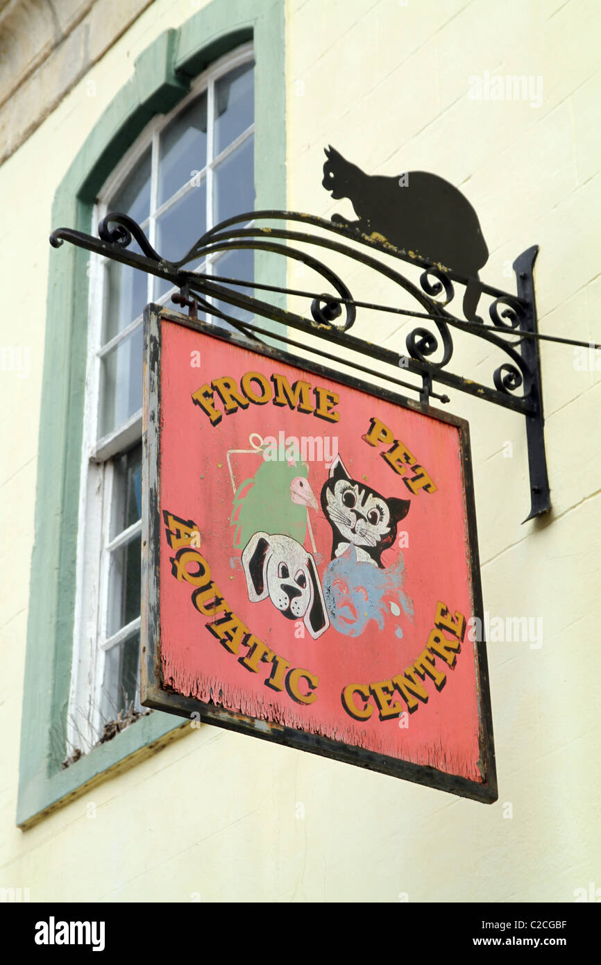 VEREINIGTES KÖNIGREICH. GESCHÄFTE IN DER MARKTSTADT VON FROME IN SOMERSET Stockfoto