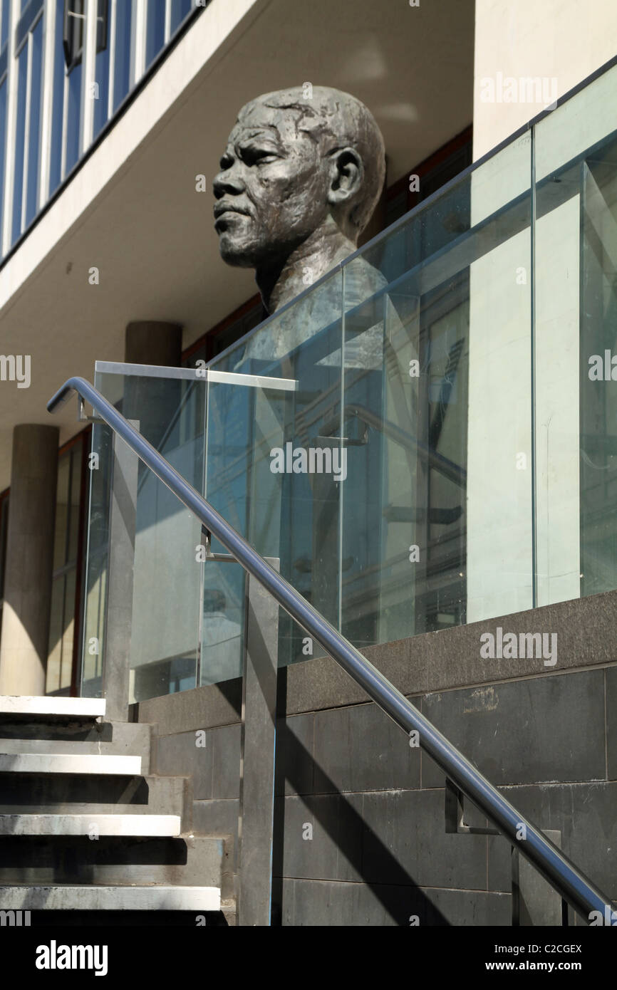 STATUE VON NELSON MANDELA IN DER SOUTH BANK, LONDON, UK Stockfotografie Alamy
