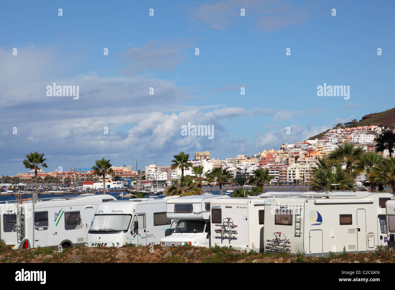 Freizeitfahrzeuge in Los Cristianos, Teneriffa-Spanien geparkt. Stockfoto