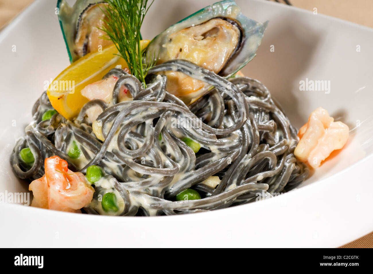 schwarze frische Meeresfrüchte Tintenfisch Tinte Coulored Spaghetti Nudeln Tipycal italienische Küche Stockfoto