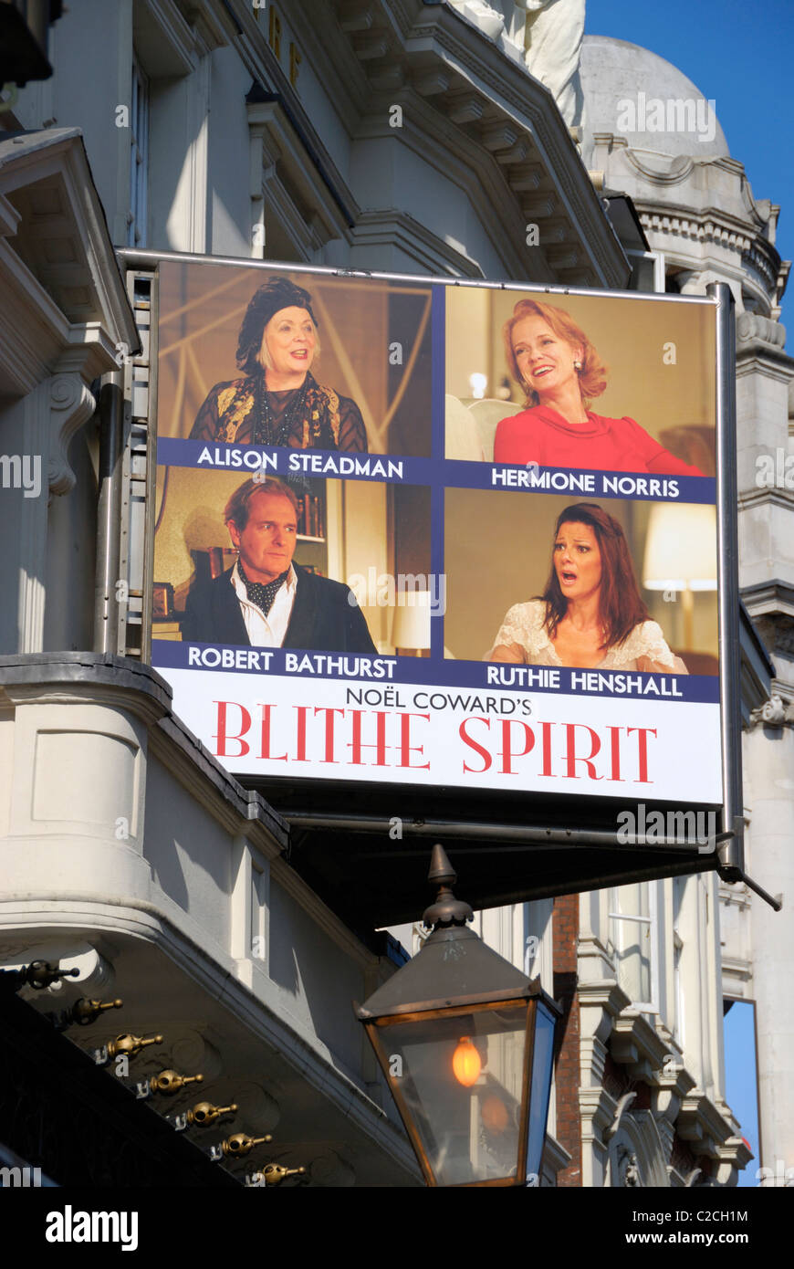 Billboard fördern das Stück "Geisterkomödie", London, England Stockfoto