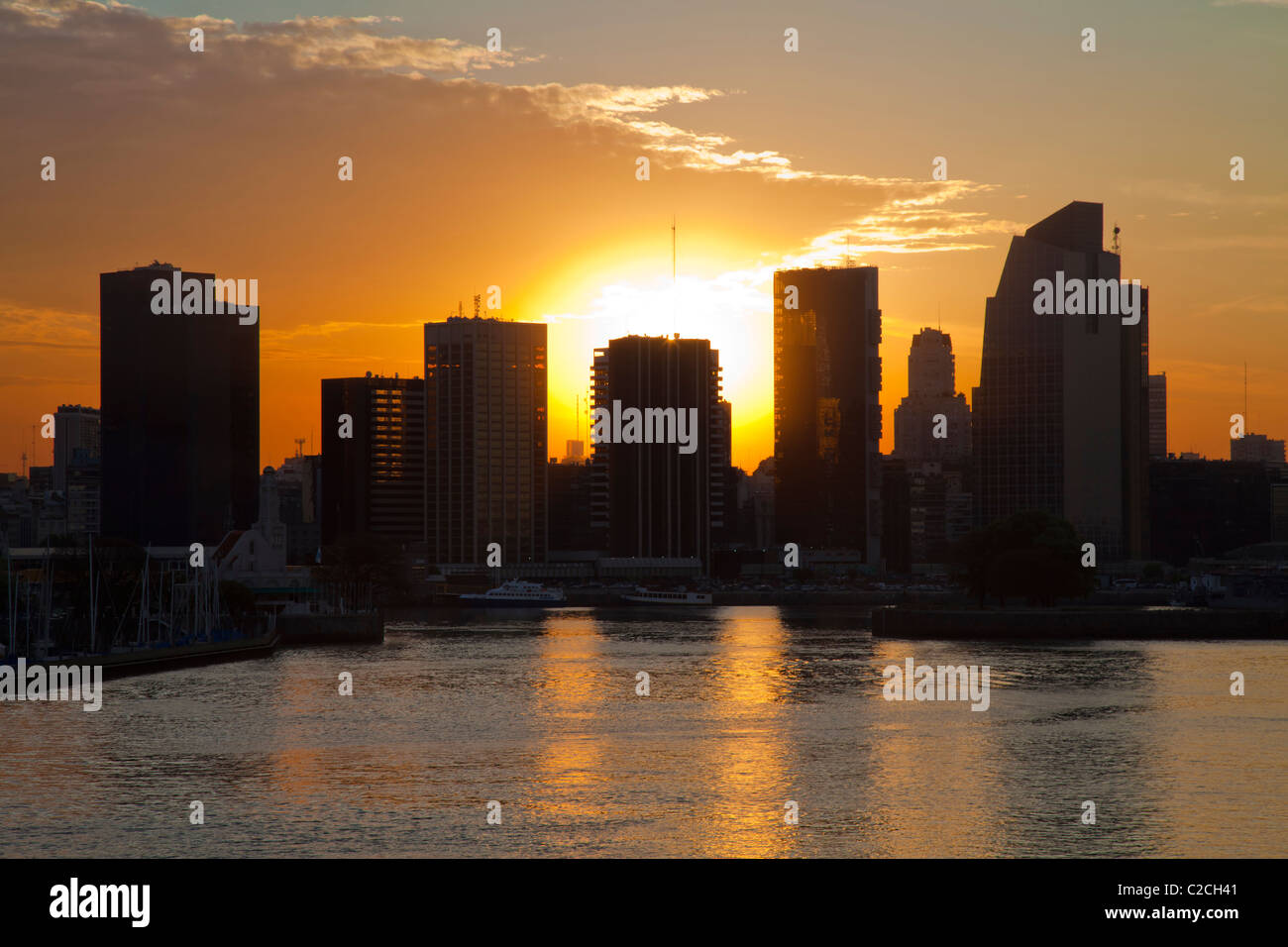 Sonnenuntergang hinter der Skyline von Buenos Aires Stockfoto
