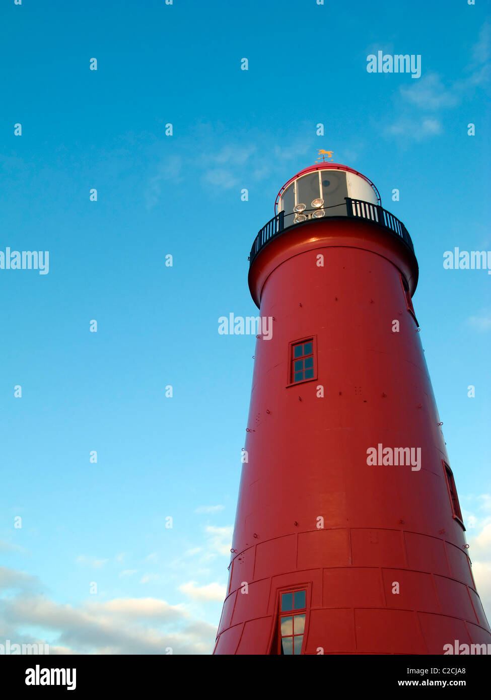 Roten Leuchtturm mit blauem Himmel Stockfoto