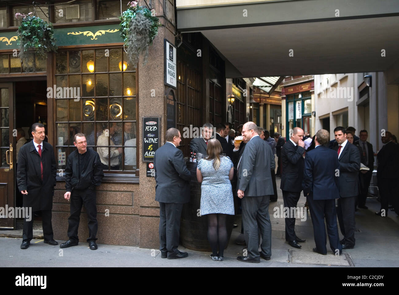 Frau in London. Zur Mittagszeit Trinkkultur. Leadenhall Market, eine Gruppe von Geschäftsleuten, Büroangestellten und eine Kollegin, die zusammen einen Drink zum Mittagessen vor einem Pub in der Stadt trinken. London England EC3 UK. 2010er Jahre HOMER SYKES Stockfoto