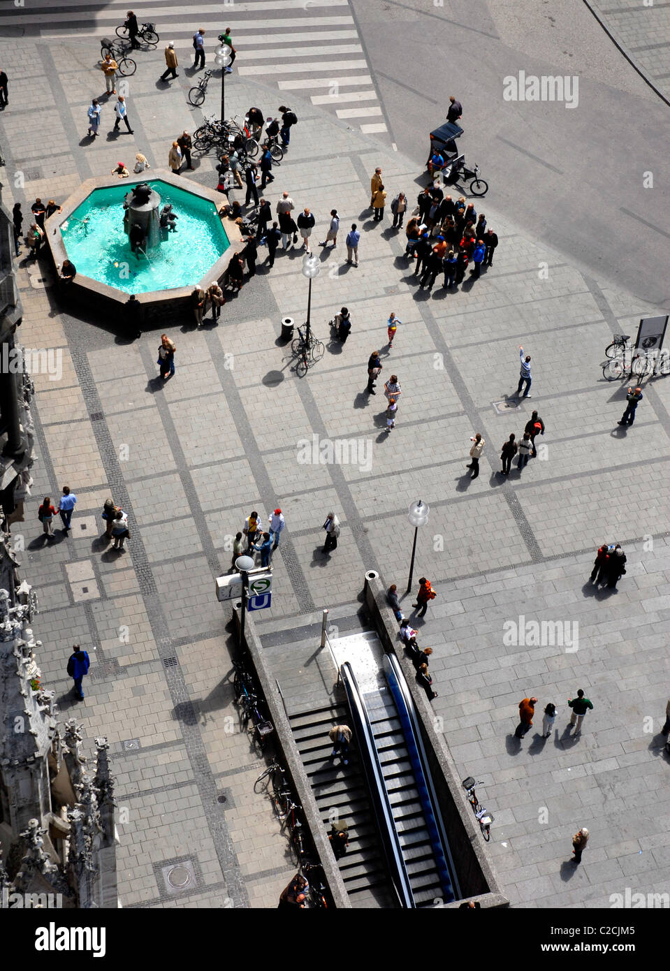 Brunnen, quadratisch, Marienplatz zu Fischen, gesehen vom Alten Peter, St.-Peter-Kirche, München, Bayern, Deutschland, Europa Stockfoto